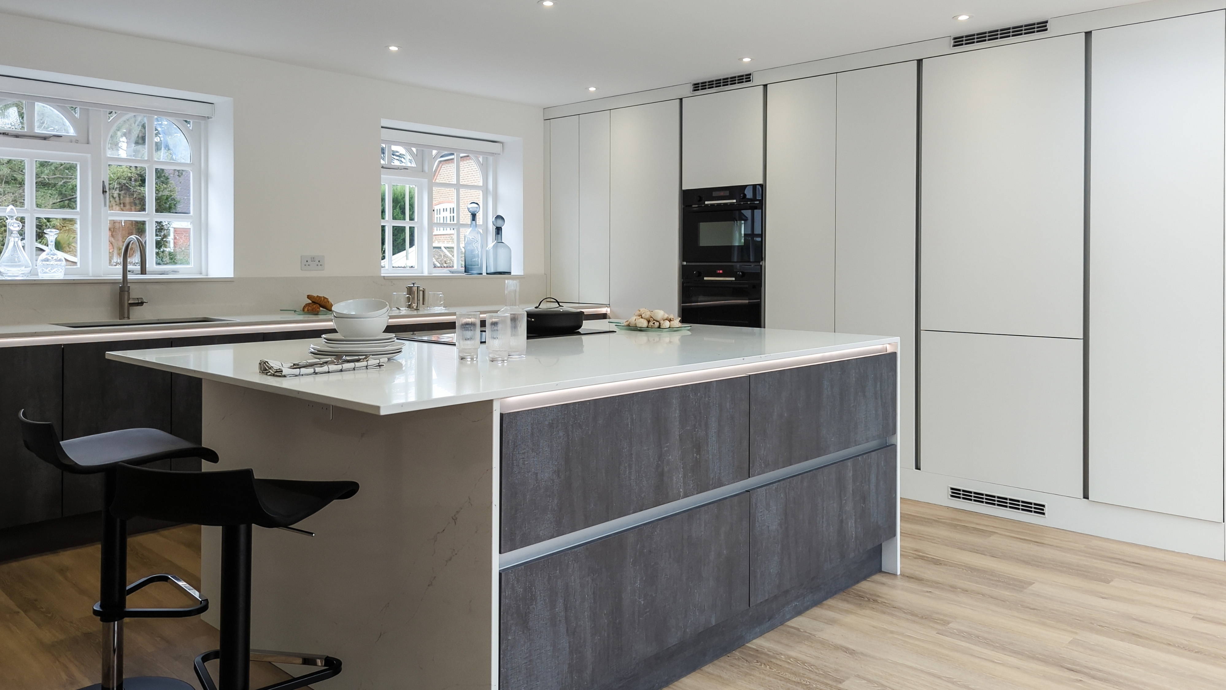 White & Textone Anthracite kitchen in Barnet